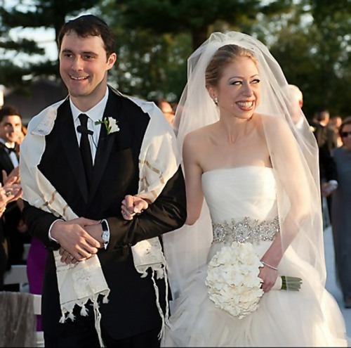 Chelsea Clinton wedding dress walking down the aisle with Marc Mezvinsky